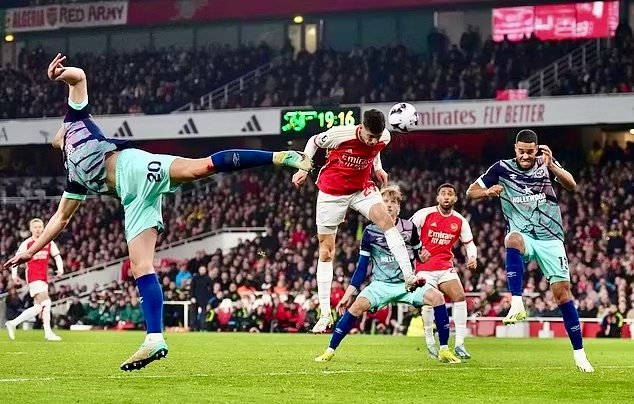 Arsenal secured a 2-1 victory against Brentford to move to the top with Kai Havertz’s late header, redeeming goalkeeper Aaron Ramsdale after his earlier mistake.